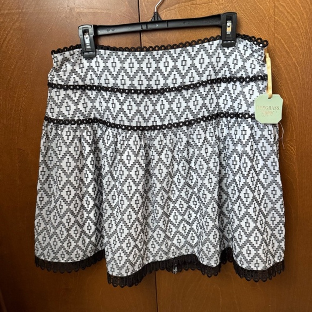 Ryegrass NWT Black & Pale Ecru Tiered & Patterned Skirt Back Zip Skirt Sz 14